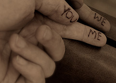 Hand med texten: you, me, we